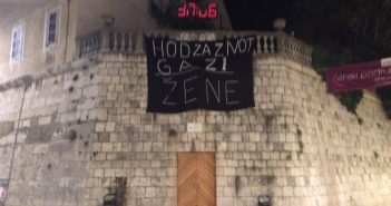 Revoltirani Splićani obojili u crveno fontanu na Rivi