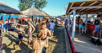 Zaplešite uz latino ritmove na Ljetnom karnevalskom beach partyju na Bačvicama! Ljetni karnevalski beach party
