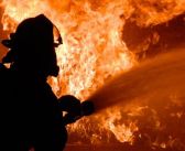 Kanaderi pomažu u gašenju požara između Vrpolja i Grebaštice