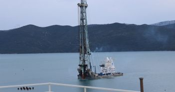Postavljen prvi testni pilot na gradilištu Pelješkog mosta peljeski-most-testni-pilot