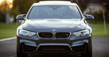 Pijani mladić na Trsteniku oštetio 21 osobni automobil automobil bmw