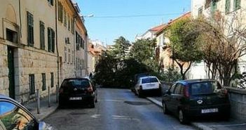 PU splitsko – dalmatinska izvijestila o brojnim oštećenjima uslijed vjetra omiška ulica