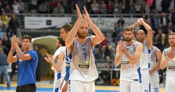 Košarkaši Zadra pozdravljaju navijače nakon utakmice