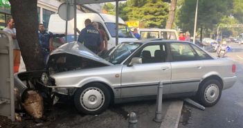 Split: U Ulici slobode vozilo se, nakon sudara, zabilo u stablo (foto)