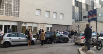 Prosvjed ispred splitskog KBC-a zbog Covid potvrda