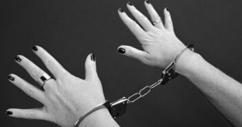 Recidivistica u prometu opet uhvaćena u prekršaju pa pokušala pobjeći