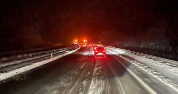Zbog snježnog nevremena, vozila s autoceste silaze u Gospić snijeg