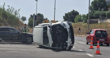 Split: U sudaru se vozilo prevrnulo na bok, policija poziva očevice