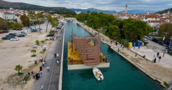 Novi pješački most stigao u Trogir : 65 tona težak i 30 metara dug